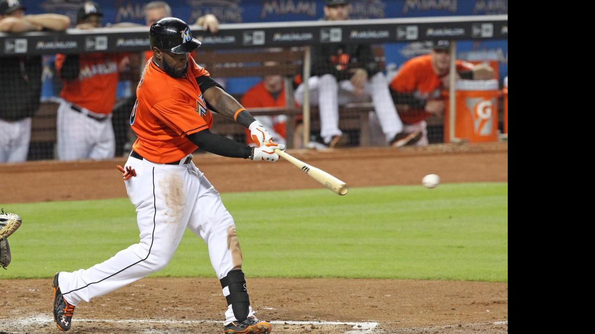 
Marcell Ozuna conecta un hit en el cuarto inning por los Marlins en el partido contra los Orioles, el domingo 24 de mayo del 2015.
