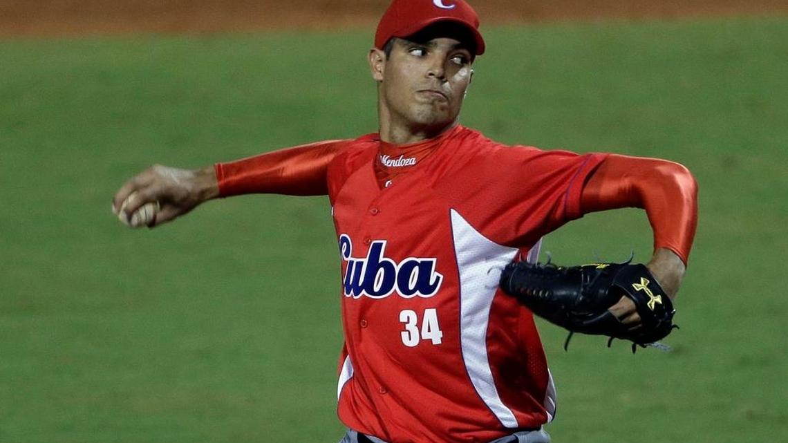 HÉCTOR MENDOZA lanza contra un equipo universitario de EEUU el 6 de julio del 2015 en Carolina del Norte.