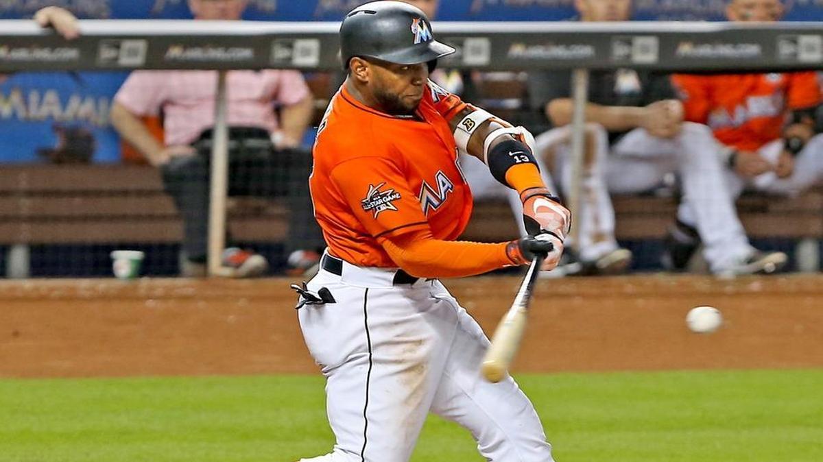 Marcell Ozuna, de los Marlins, dispara un jonrón de tres carreras en el noveno inning contra los Rojos, la tarde del domingo 30 de julio del 2017 en Miami.