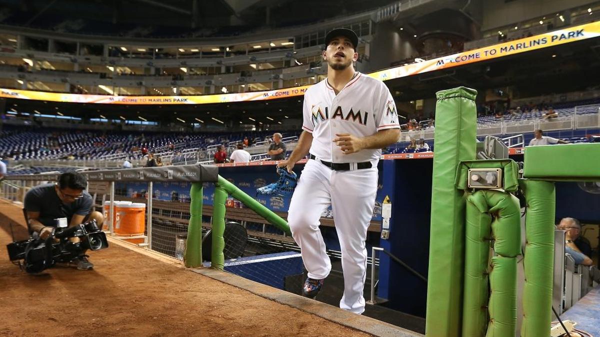 JOSÉ FERNÁNDEZ sale del dugout paracalentar antes de un juego el 25 de septiembre en Miami.