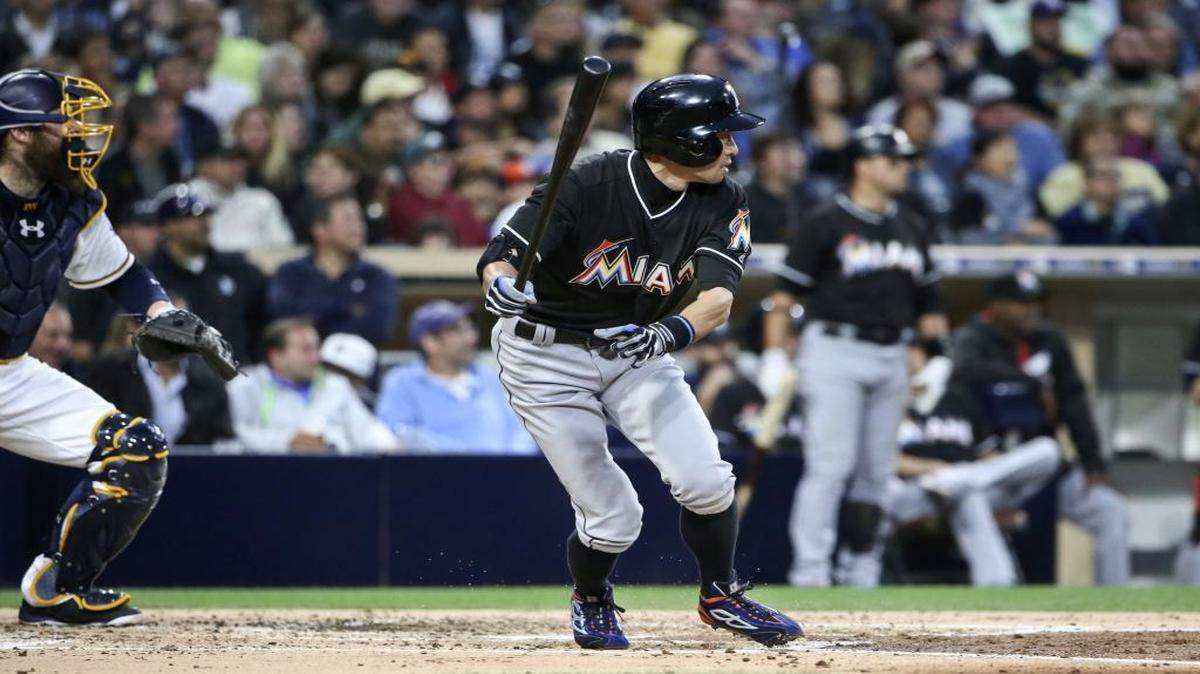 Ichiro Suzuki batea por los Marlins en el partido contra los Padres, el 13 de junio del 2016 en San Diego.