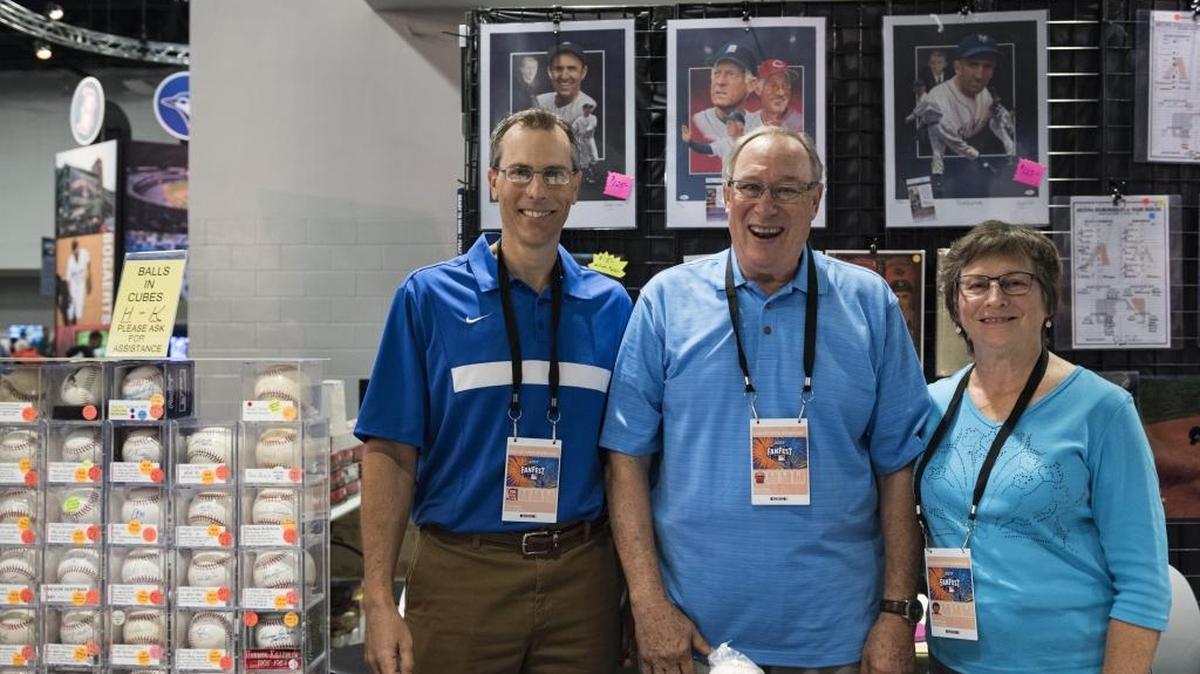 Barry Krizan (centro) y su familia dirigen la tienda Krizan's K-2, que tiene un estand con verdaderas joyas en el Fan Fest del Juego de las Estrellas en el Convention Center en Miami Beach. Se trata de un trabajo de generaciones.