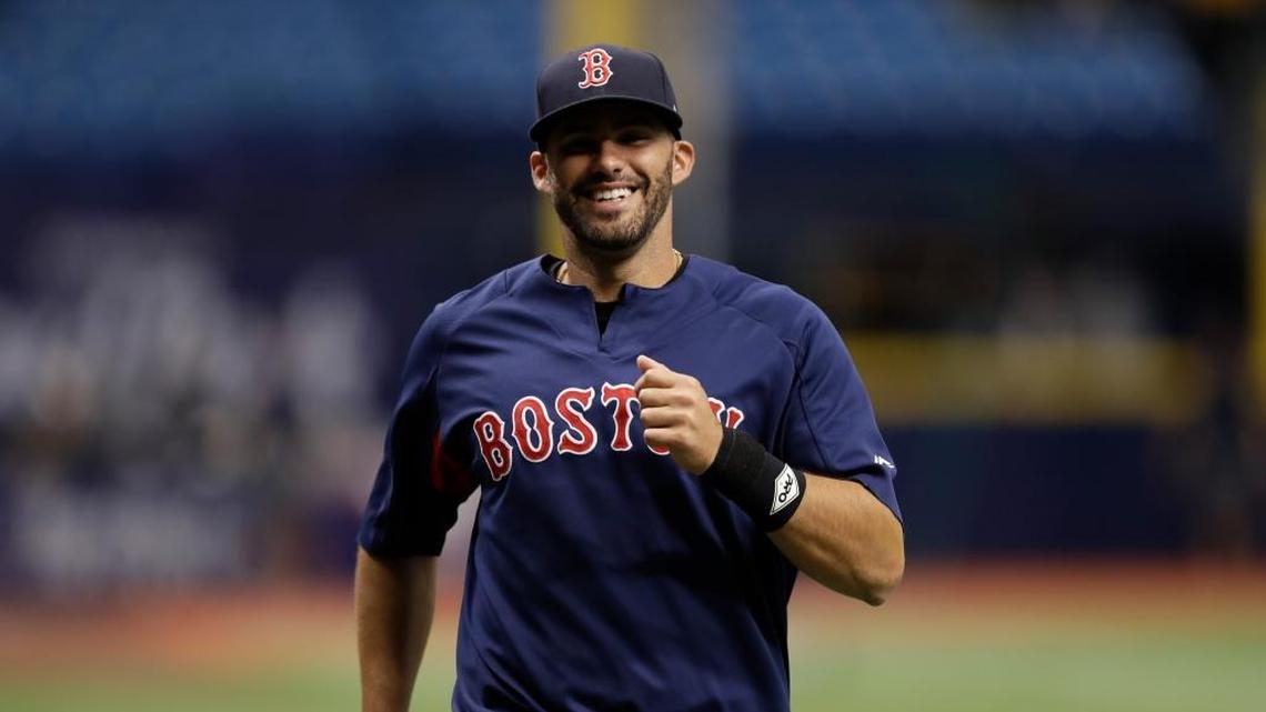 JD MARTINEZ calienta antes de un juego en Tampa Bay el 30 de marzo del 2018.