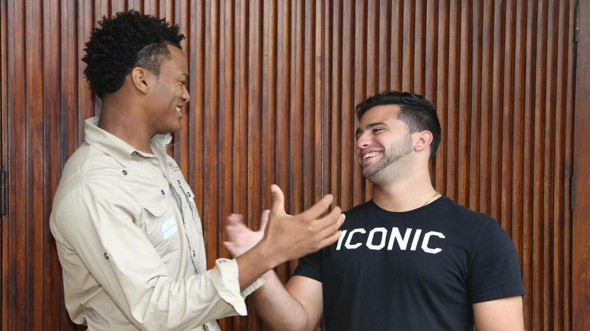 
Los prospectos Fabián Peña (der.) y Luis Rodríguez mientras esperaban ser seleccionados en el draft el 9 de junio del 2015 en la escuela Calusa Preparatory de Miami.
