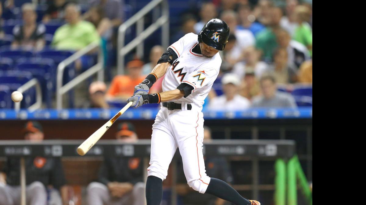 
Ichiro Suzuki, de los Marlins, en el momento que dispara el sencillo que le permite superar al gran Babe Ruth en la lista de hits de por vida, el viernes en Miami.
