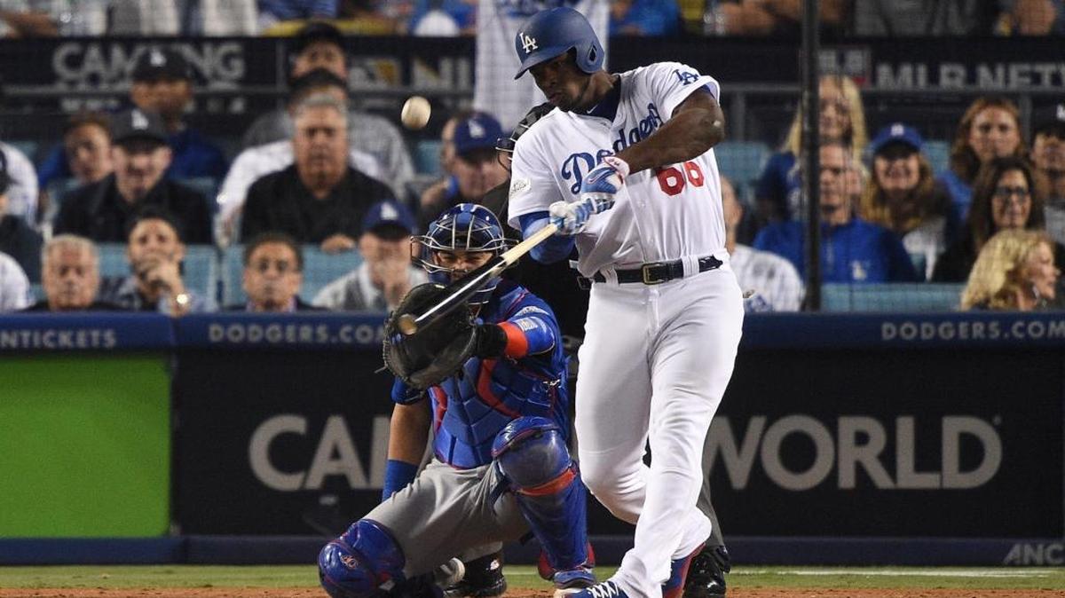 Yasiel Puig, de los Dodgers, conecta un jonrón solitario contra los Cachorros en el séptimo inning, en el Dodger Stadium, la noche del 14 de octubre del 2017 en Los Ángeles, California.