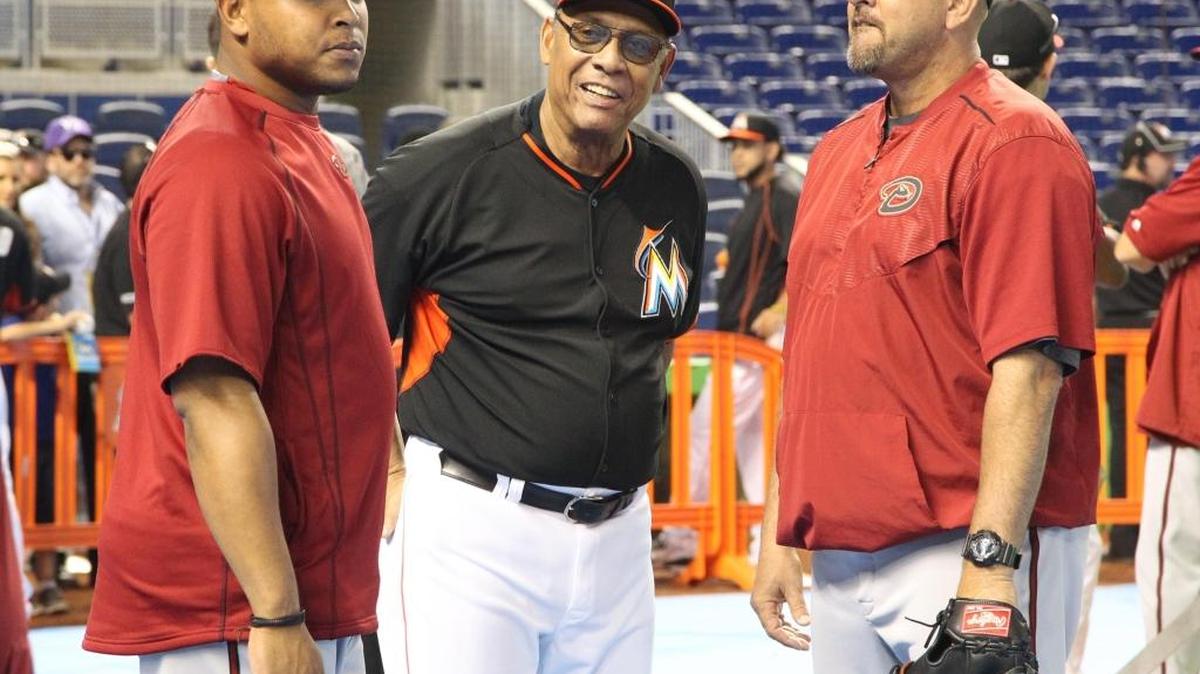 ARIEL PRIETO (d) junto a Tany Pérez (c) y Yasmany Tomás durante una visita de Arizona a Miami en mayo del 2015.