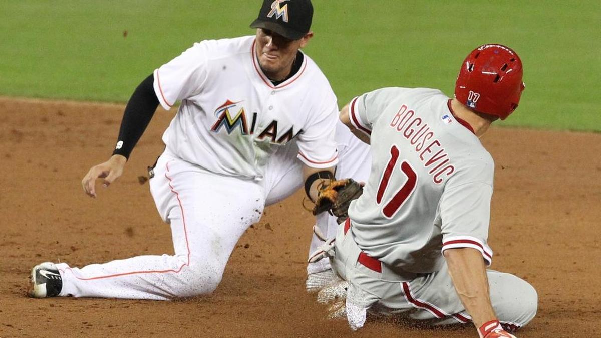 MIGUEL ROJAS pone out a Brian Bogusevic, de los Filis, en juego del 22 de septiembre del 2015.