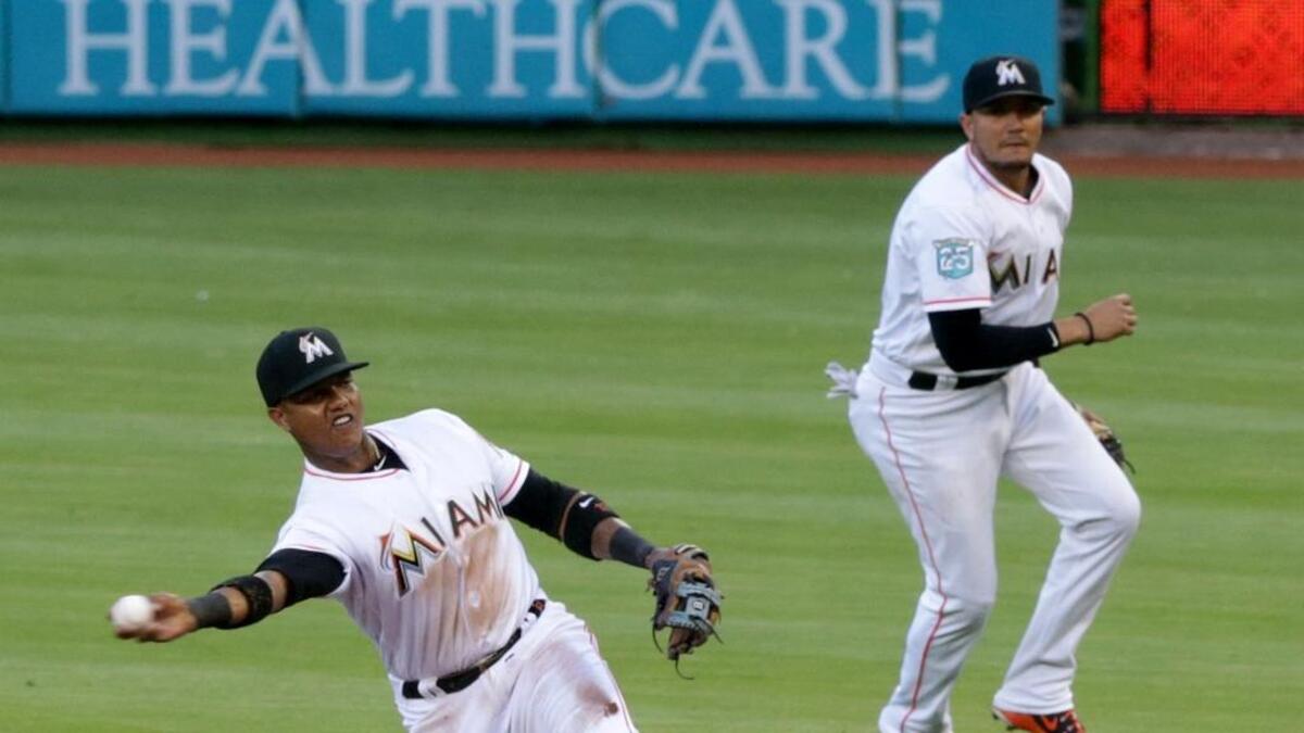 El segunda base de los Marlins Starlin Castro tira a primera base en el segundo inning ante los Medias Rojas, en el partido celebrado el 3 de abril de 2018 en Miami.