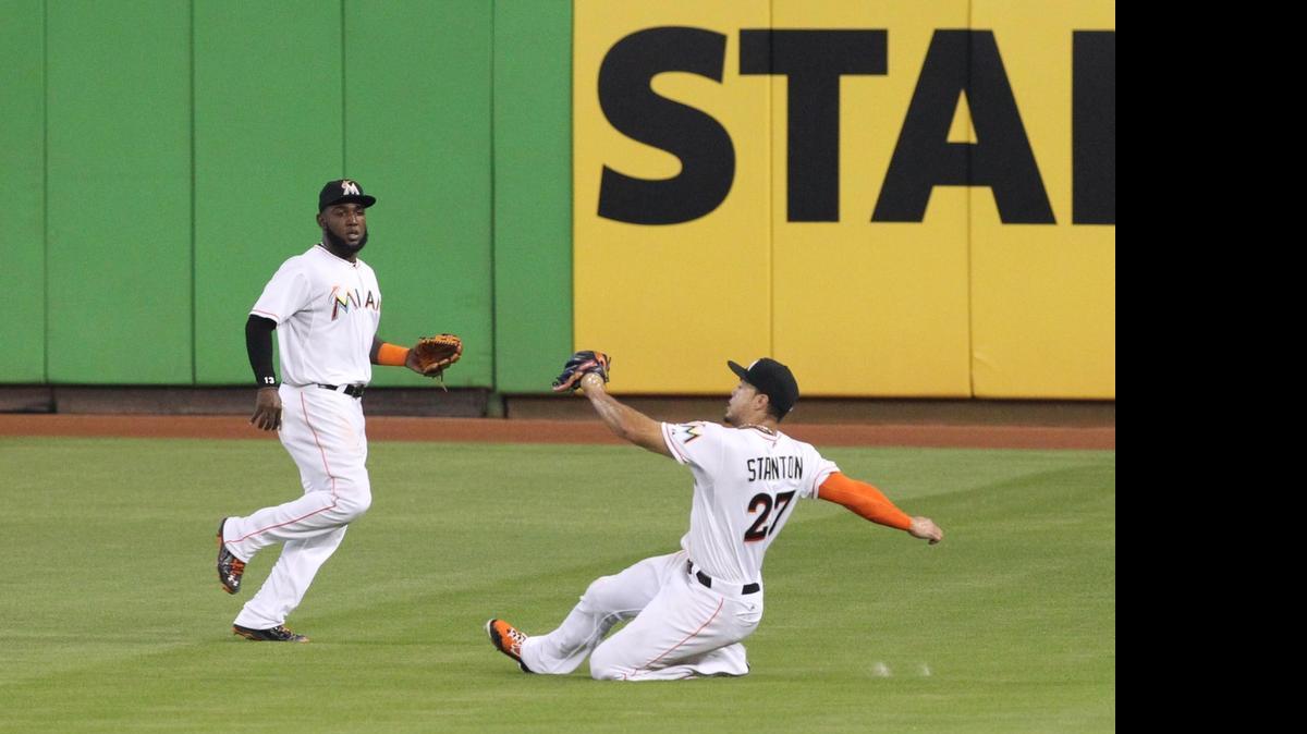 
GIANCARLO STANTON captura un elevado de Jordan Pacheco en la cuarta entrada del partido celebrado el jueves 21 de mayo del 2015 en Miami.
