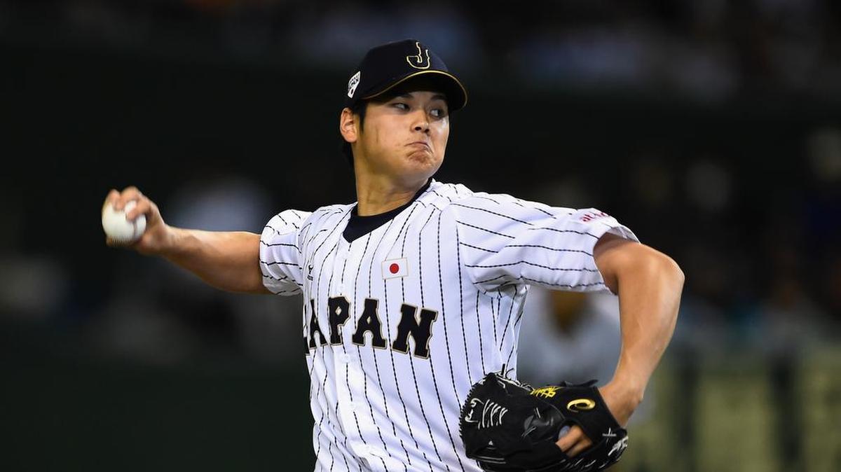 Shohei Ohtani lanza por Japón en un partido contra Corea del Sur el 19 de noviembre del 2015 en Tokio.