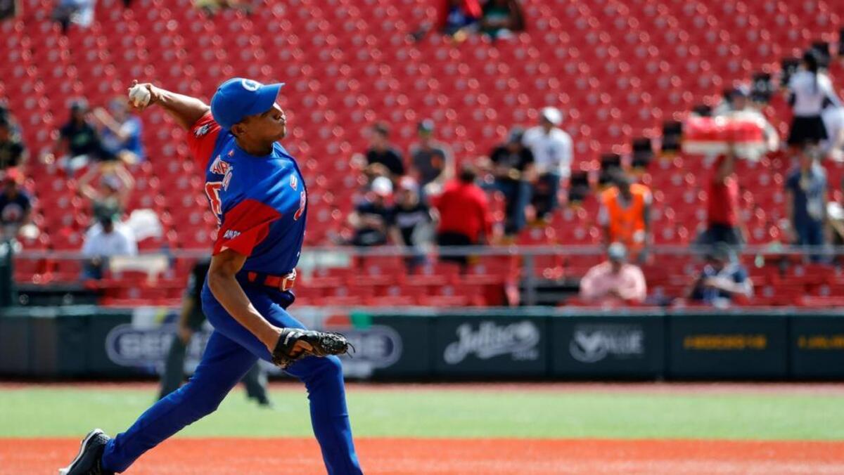 El pitcher cubano Ulfrido García lanza ante los Criollos de Caguas en un partido de la Serie del Caribe, celebrado el 6 de febrero de 2018 en Jalisco, México.