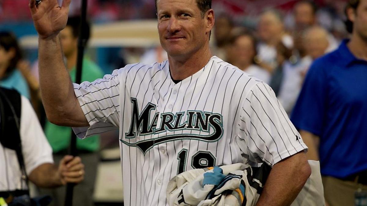 Jeff Conine saluda a los aficionados cuando fue votado para el equipo de los Marlins de todos los tiempos, en el entonces Sun Life Stadium antes del juego contra los Nacionales, el 28 de septiembre del 2011.