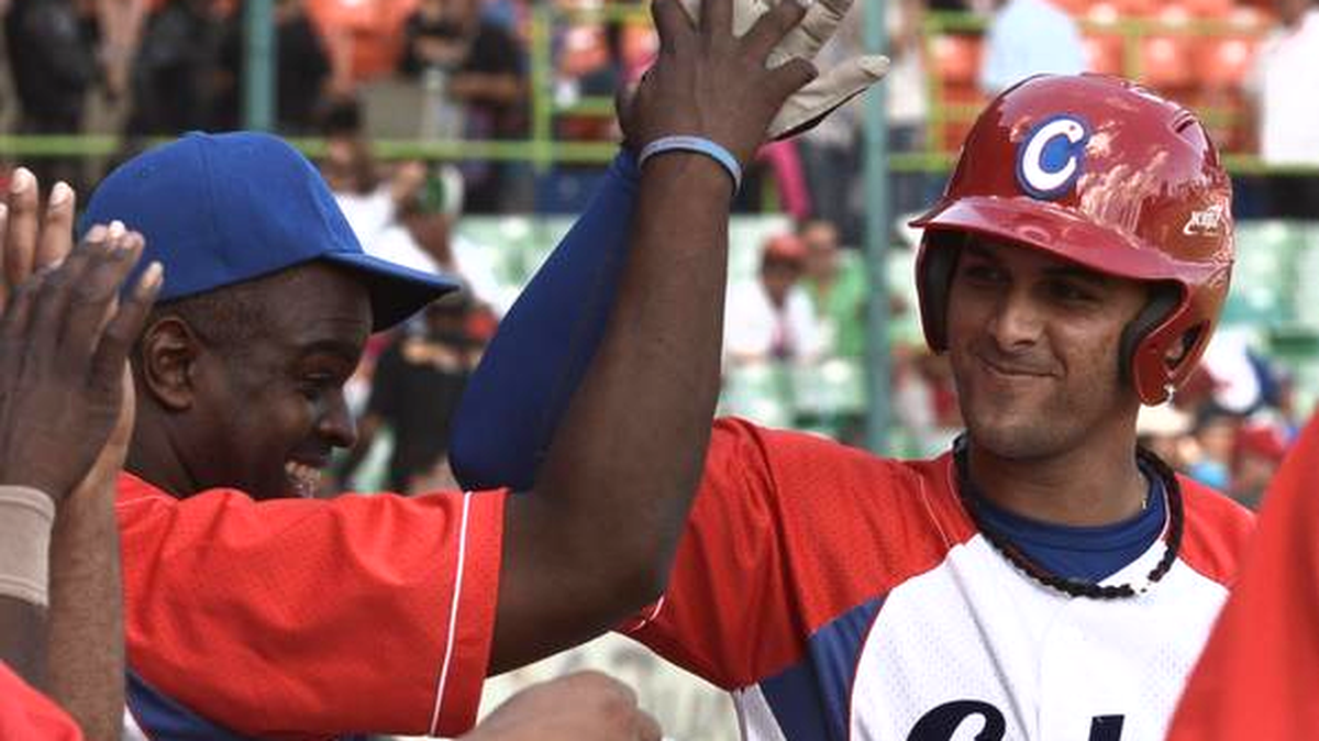 Luis Alberto Valdés (der.) saluda a los jugadores del equipo de Cuba tras disparar un jonrón en el séptimo episodio en el partido contra Venezuela en la Serie del Caribe, celebrado el 5 de febrero del 2015 en San Juan, Puerto Rico.