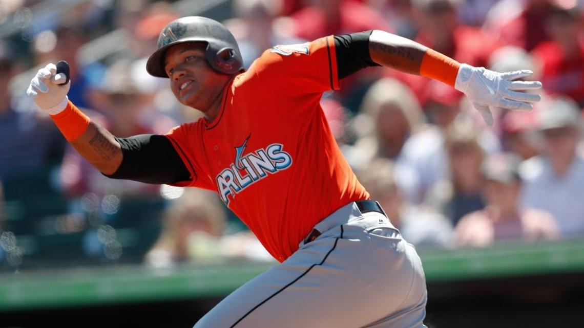 El segunda base de los Marlins Starlin Castro (13) corre tras conectar un batazo contra los Cardenales en spring training el 16 de marzo en Jupiter, Fla.