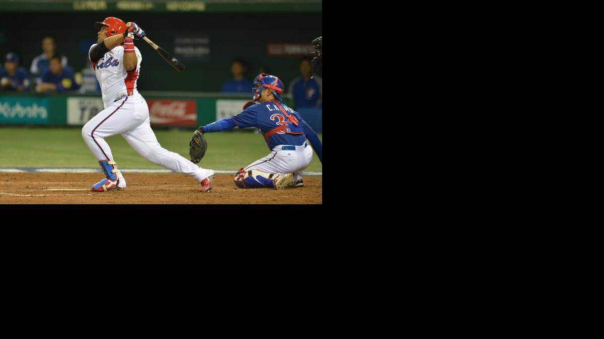
El jardinero Yasmany Tomás batea un jonrón en un partido entre Cuba y Taiwán el 9 de marzo del 2013 en el III Clásico Mundial.
