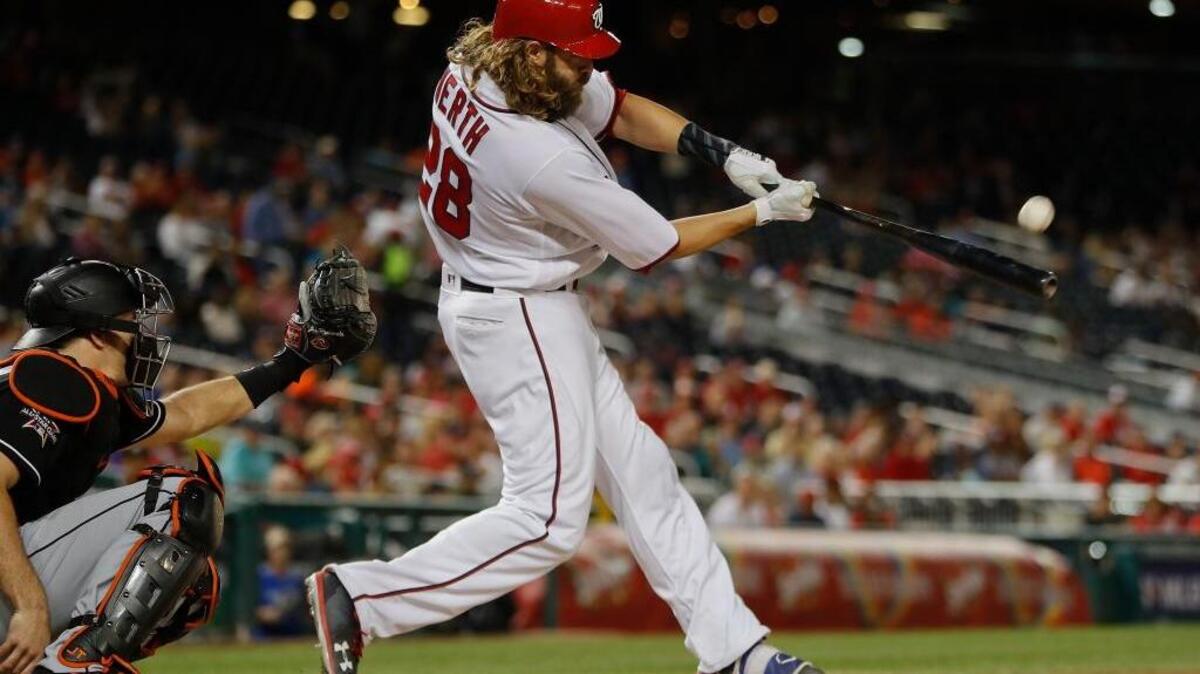 Jayson Werth, de los Nacionales, dispara un jonrón de dos carreras ante un lanzamiento del abridor de los Marlins José Ureña en el cuarto inning del juego contra los Nacionales en el Nationals Park, la noche del 28 de agosto del 2017 en Washington, D.C. Detrás del plato se ve al receptor de los peces J.T. Realmuto.