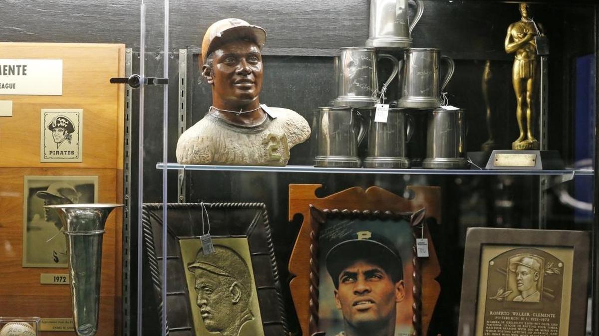 Memorabilia de Roberto Clemente es desplegada en el Festival del Fanático durante el Juego de las Estrellas que se celebró en Miami, el 6 de julio de 2017.