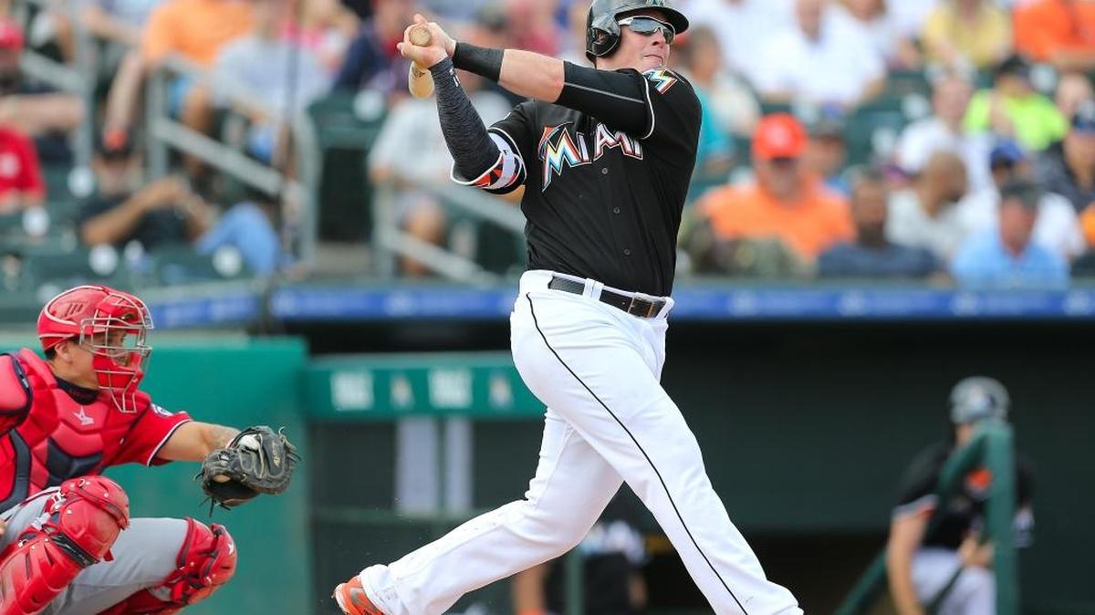 Justin Bour hace un swing por los Marlins en un partido contra los Nacionales, el 4 de marzo del 2016 en la pretemporada en el Roger Dean Stadium en Jupiter, Florida.