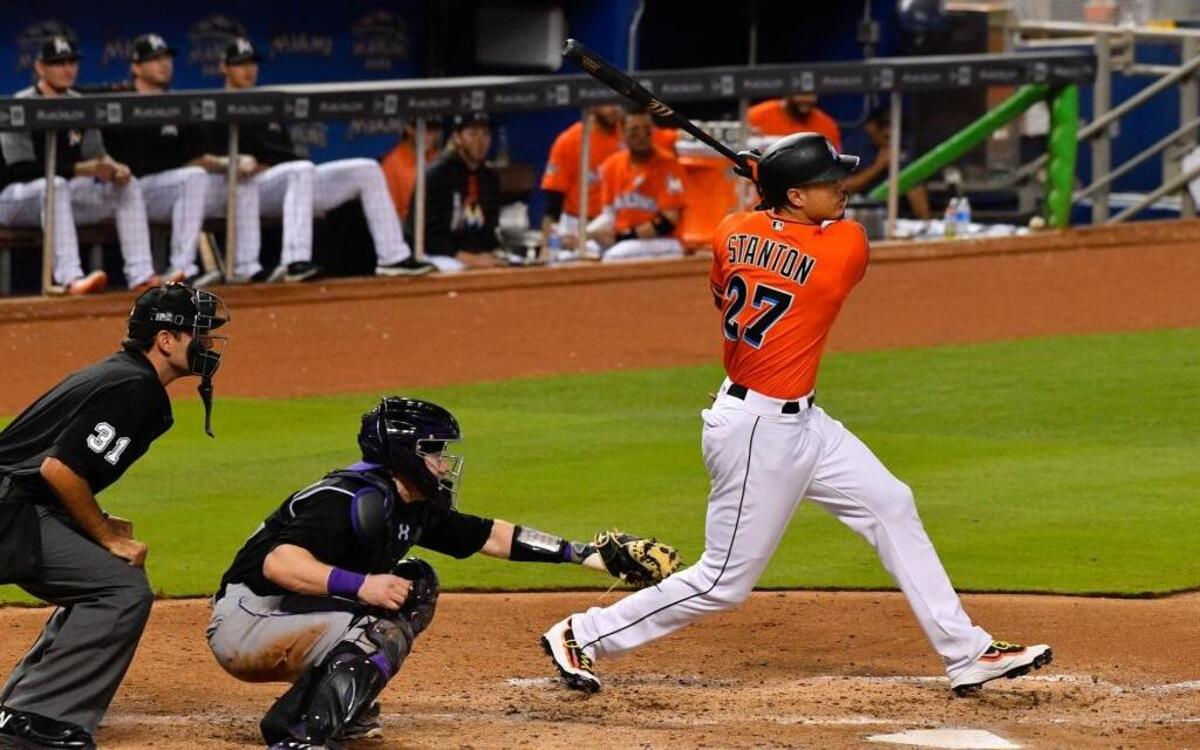 Giancarlo Stanton, de los Marlins, dispara su jonrón número 42 de la temporada la tarde del domingo contra los Rockies.