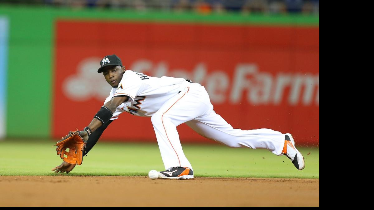
ADEINY HECHAVARRIA captura un batazo de Joe Panik, de San Francisco, el 1 de julio en el parque de los Marlins.
