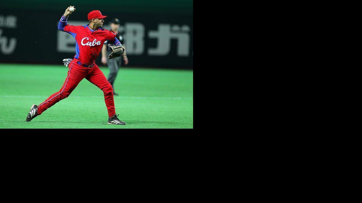 
YULIESKI GOURRIEL durante una jugada en el Clasico Mundial del 2013 en Japón.


