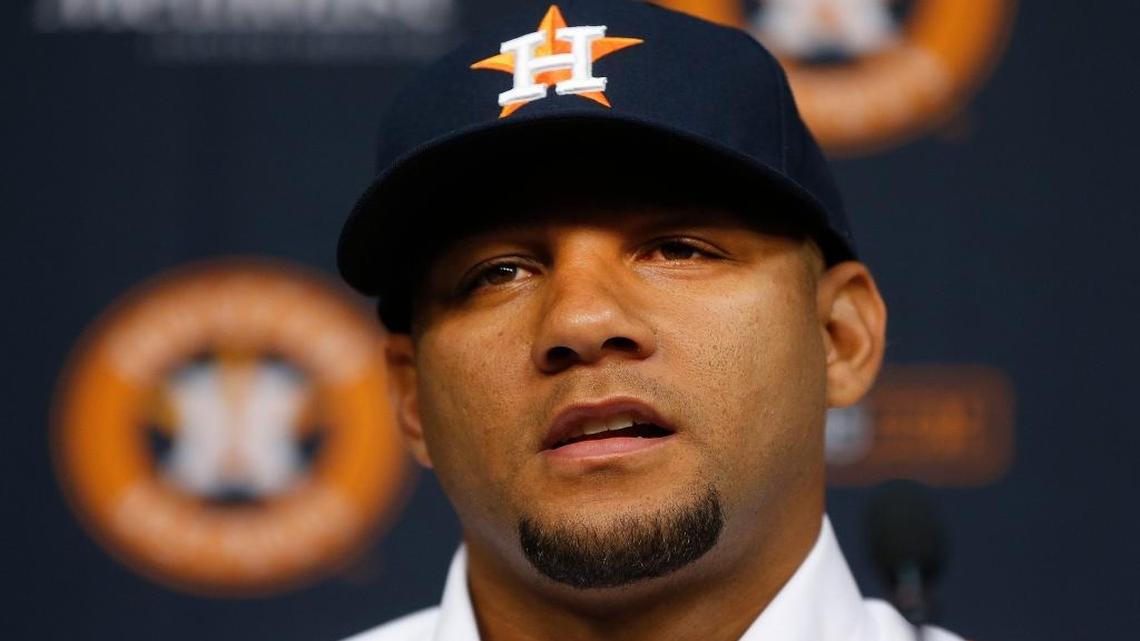 Yulieski Gurriel habla con la prensa luego de firmar un contrato con los Astros por cuatro años y medio y $47.5 millones, el 16 de julio pasado en Houston.