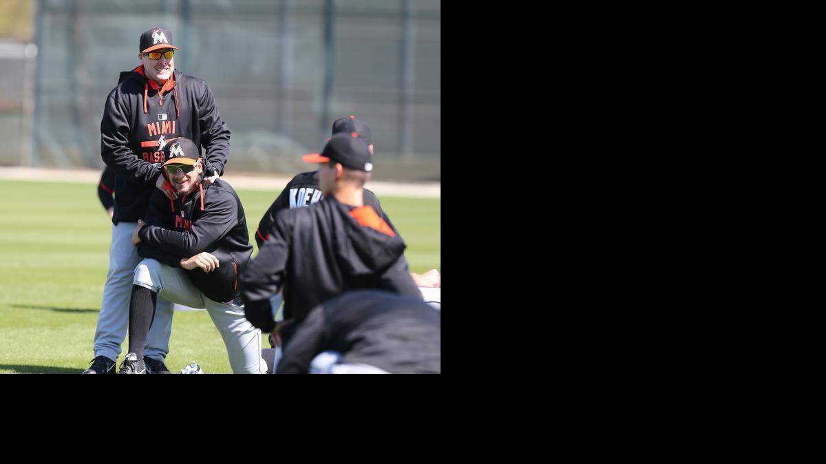 
El mánager de los Marlins Mike Redmond (izq.) y el pitcher Brad Hand trabajan en una práctica de los Marlins, el 20 de febrero del 2015 en Jupiter, Florida.


