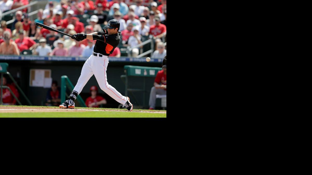
El jardinero de los Marlins Christian Yelich conecta ante los Cardenales el pasado 5 de marzo.


