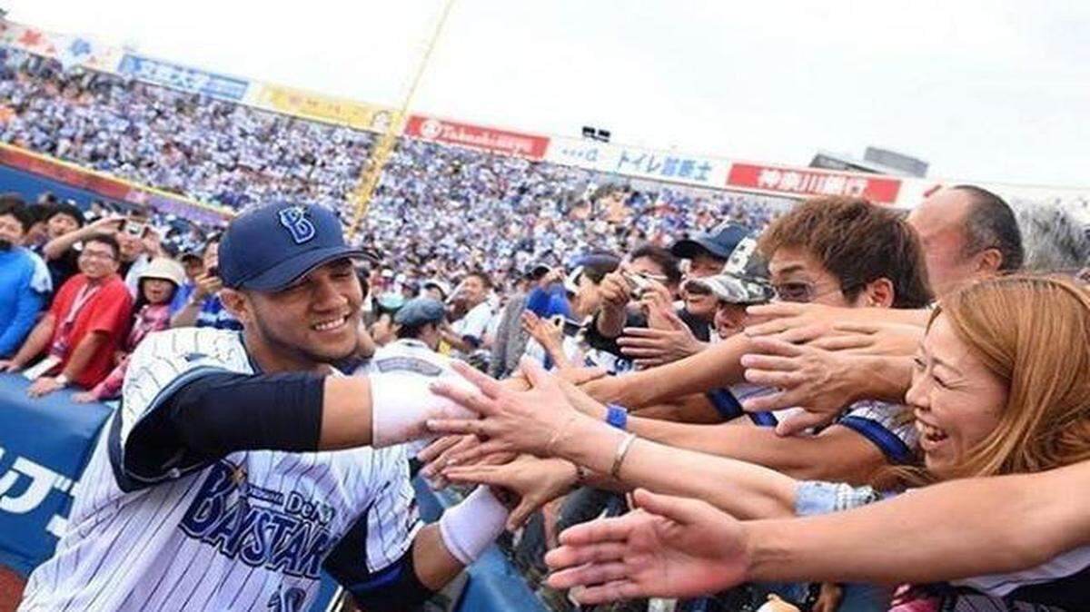 
YULIESKI GOURRIEL saluda a los aficionados del DeNa tras pegar un cuadrangular.
