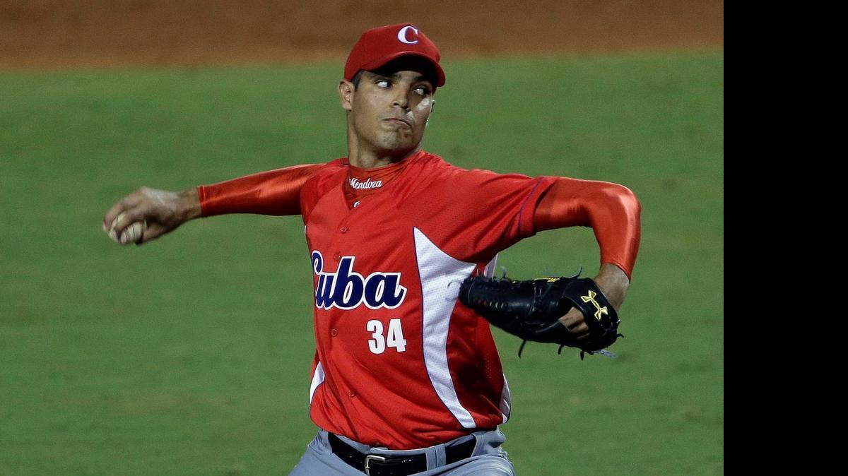 
HÉCTOR MENDOZA lanza durante un choque contra un equipo universitario de Estados Unidos en Carolina del Norte el 6 de julio.
