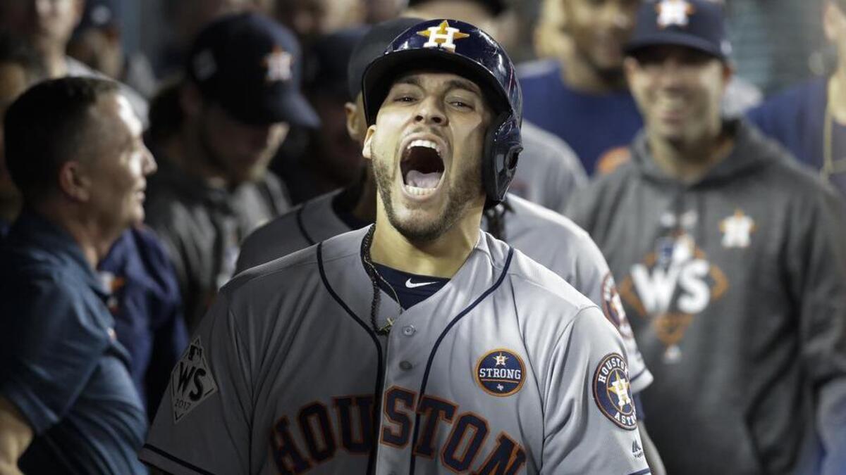 George Springer celebra tras disparar un jonrón en la entrada número 11 que decidió el triunfo de los Astros ante los Dodgers, en el segundo juego de la Serie Mundial, celebrado el 25 de octubre del 2017 .