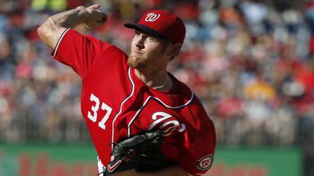 
EL LANZADOR de los Nacionales, Stephen Strasburg durante la victoria ante los Marlins, el sábado en Washington.
