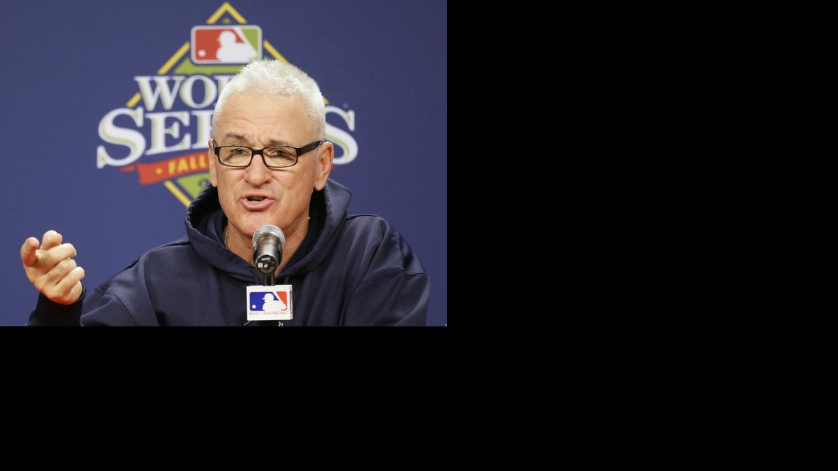 
EL MANAGER Joe Maddon en conferencia de prensa antes del partido contra Filadelfia, en el 2010. Maddon anunció el viernes su retiro como piloto de los Rays de Tampa Bay.
