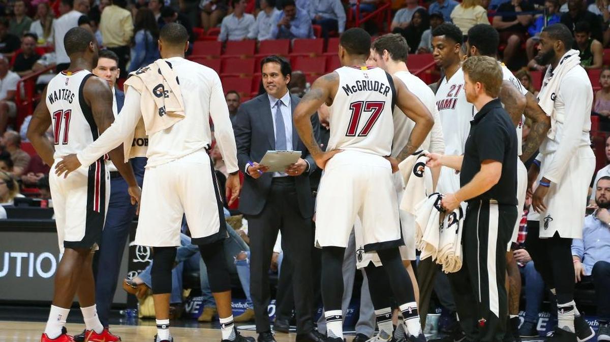 EL COACH Erik Spoelstra da instrucciones a su equipo en juego contra Houston el 17 de enero.