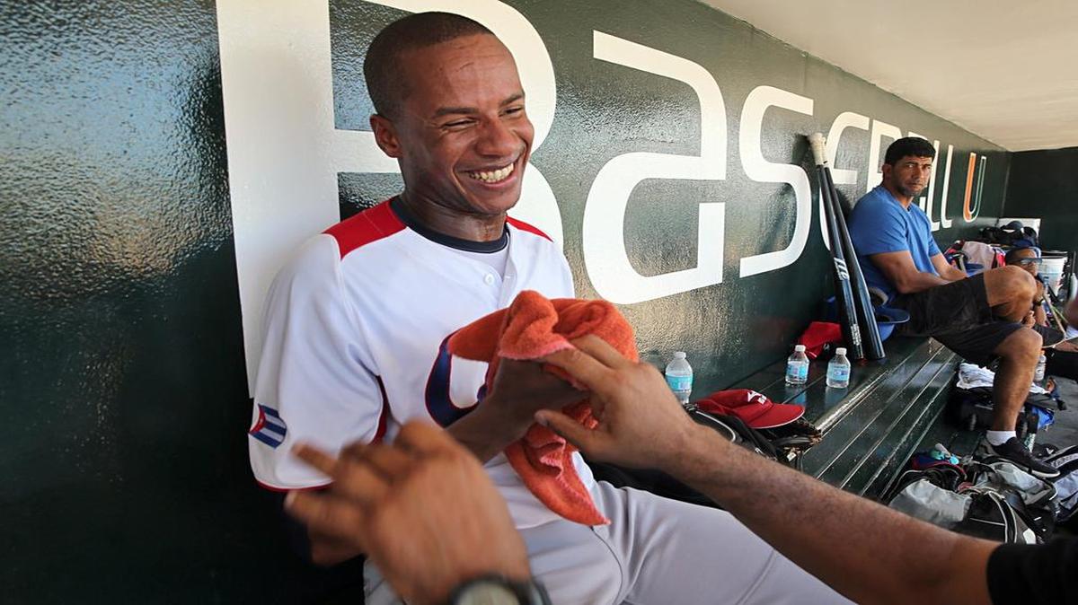 
ARIEL MIRANDA luego de finalizar su demostración ante los scouts de Grandes Ligas el 15 de abril en el parque de la Universidad de Miami.
