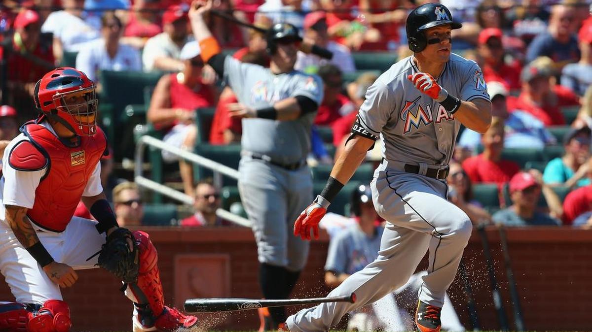
Derek Dietrich bateó un triple con las bases repletas en el quinto episodio que le dio la ventaja a los Marlins sobre los Cardenales el domingo y evitó la barrida de su equipo ante el club con la mejor foja en las Mayores.
