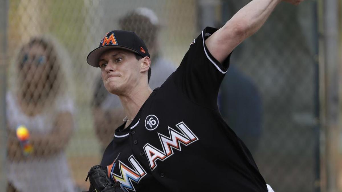 JEFF LOCKE lanza en un entrenamiento el 14 de febrero en Jupiter.