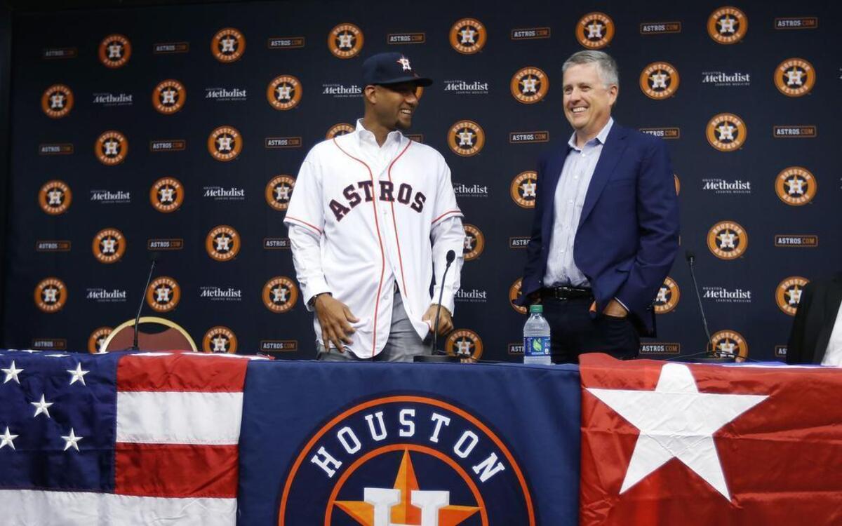 Yulieski Gurriel en su presentación como jugador de los Astros el 16 de julio del 2016. A su lado el gerente general del equipo Jeff Luhnow.