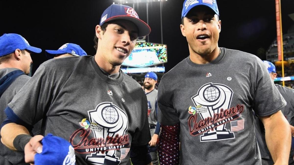 CHRISTIAN YELICH (i) junto a Giancarlo Stanton tras conquistar el título en el Clásico Mundial del 2017.
