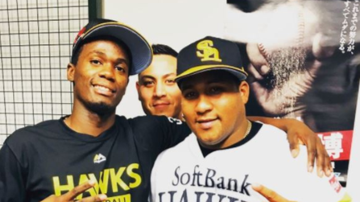 Liván Moinelo (izq.) y Alfredo Despaigne ganaron la corona en la liga japonesa luego de que los Hawks de Fukuoka vencieran en seis juegos al DeNa BayStars de Yokohama, en el playoffs final.