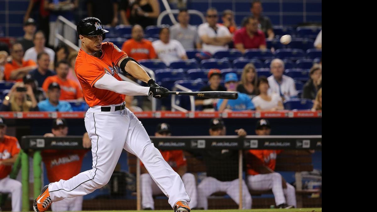 
Giancarlo Stanton conecta un hit para los Marlins contra los Rockies, el domingo en Miami.

