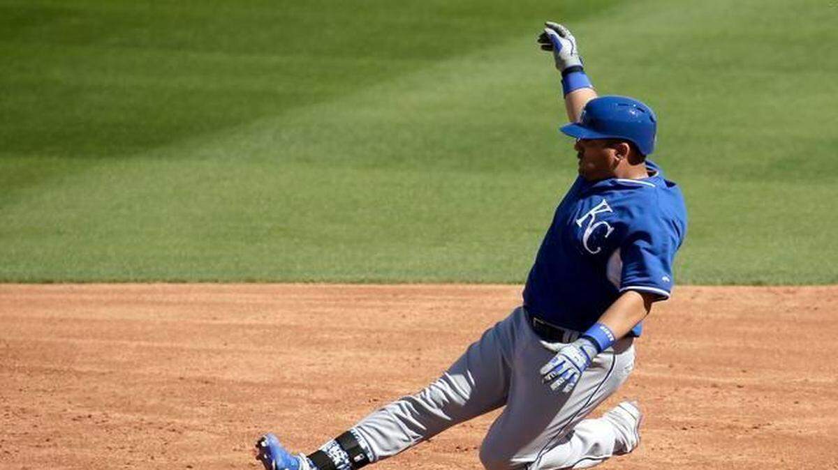 
Kendrys Morales se desliza en segunda base tras disparar un doblete en el triunfo de los Reales de Kansas City 13-2 ante los Rangers de Texas, el miércoles en la pretemporada.
