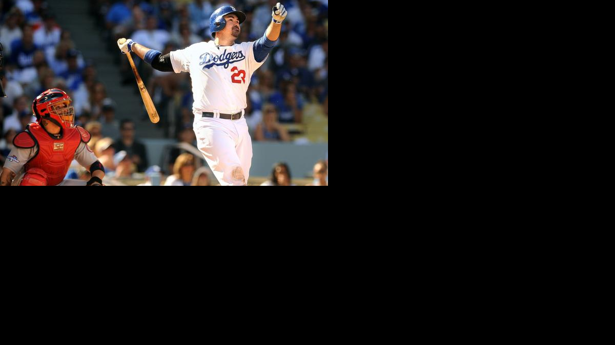 
Adrian Gonzalez dispara un jonrón contra los Cardenales, en la Serie de Campeonato, en octubre del 2013. El azteca es uno de los mejores peloteros latinos.
