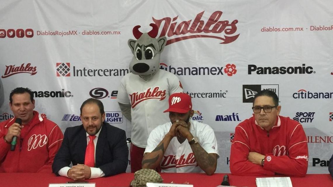 ALEXEI RAMÍREZ es presentado ante la directiva de los Diablos Rojos mexicanos el 8 de febrero de 2018.