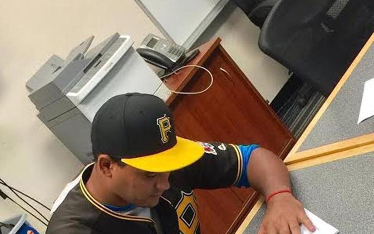 DANNY HERNANDEZ al momento de firmar su contrato con los Piratas.