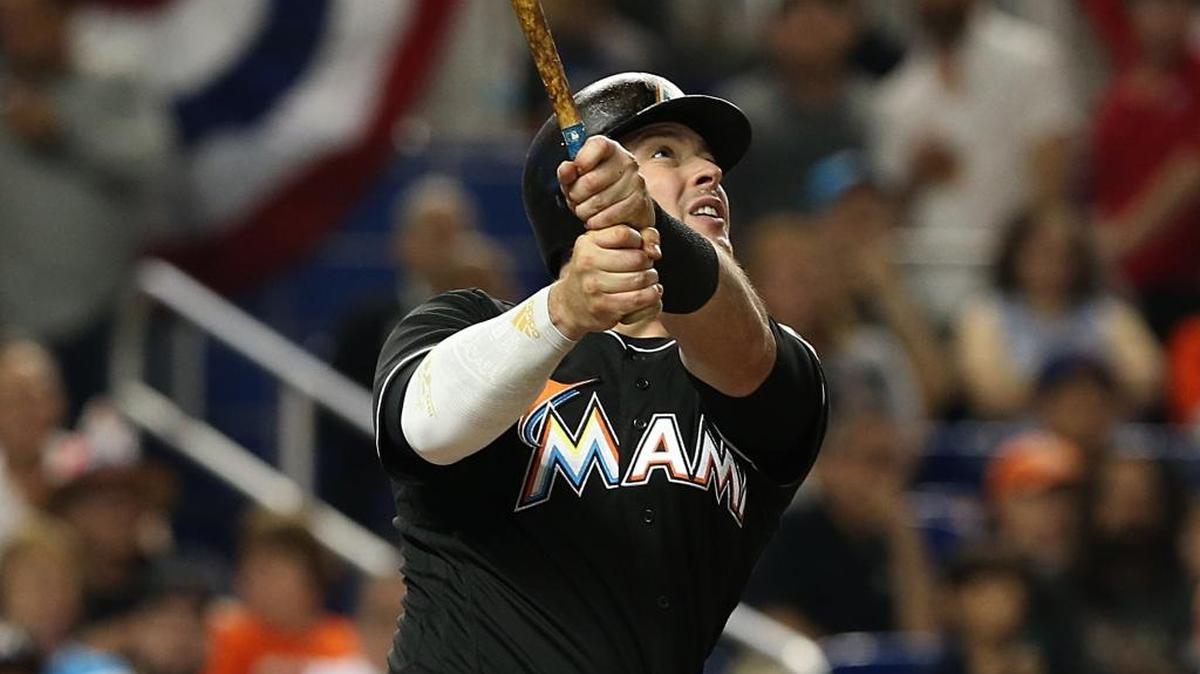 Justin Bour, de los Marlins, dispara un jonrón solitario en el segundo inning contra los Mets, la noche del sábado 15 de abril del 2017 en Miami.