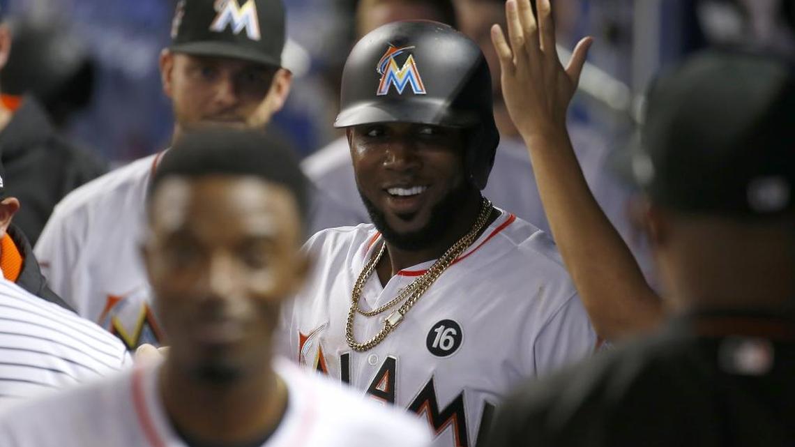 MARCELL OZUNA es felicitado por el resto del equipo tras pegar un cuadrangular contra los Cachorros el 22 de junio.