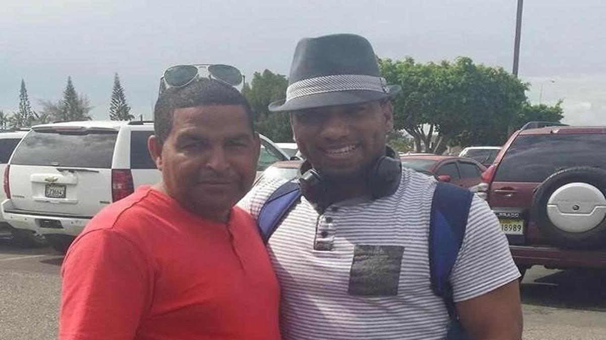 ROBERTO CARLOS Ramírez a su llegada a Santo Domingo, junto a Franklin Rodríguez (izq.), presidente de la academia de béisbol del mismo nombre donde entrenará.