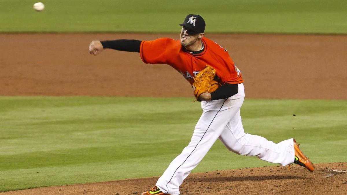 José Fernández, de los Marlins, lanza en el segundo inning contra los Cachorros, el domingo en Miami.